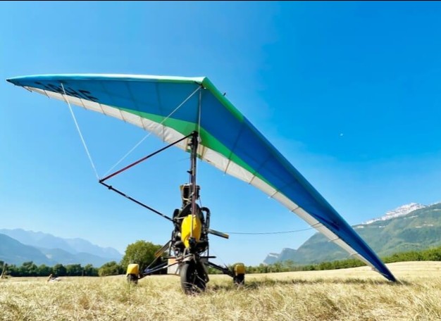 ULM pendulaire sur un terrain d'aviation